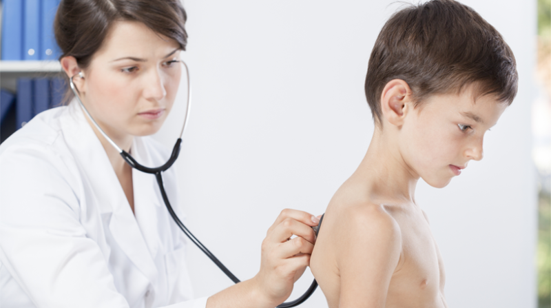 Auscultation d'un enfant