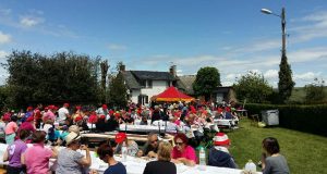 Repas convivial sous le soleil du Cantal