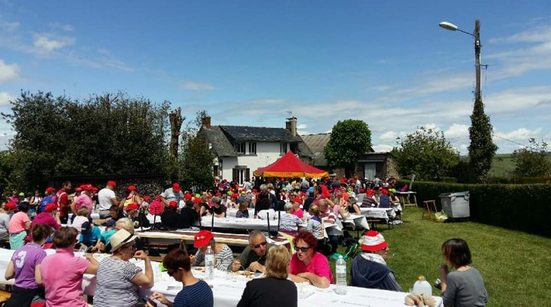 Repas convivial sous le soleil du Cantal