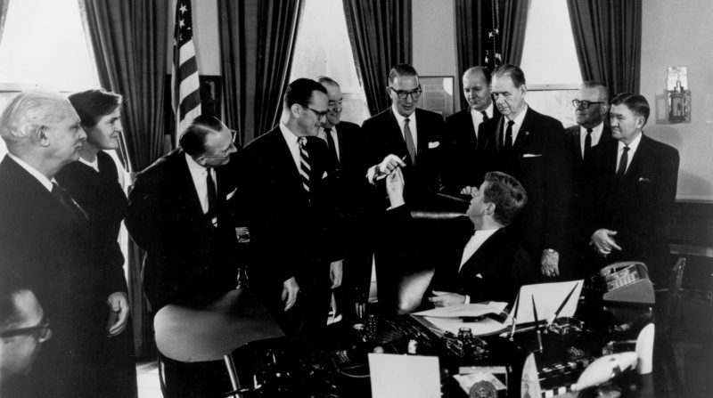 President_Signing_the_1962_Drug_Amendments