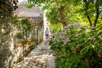 ruelle-fleuriee-1024×683